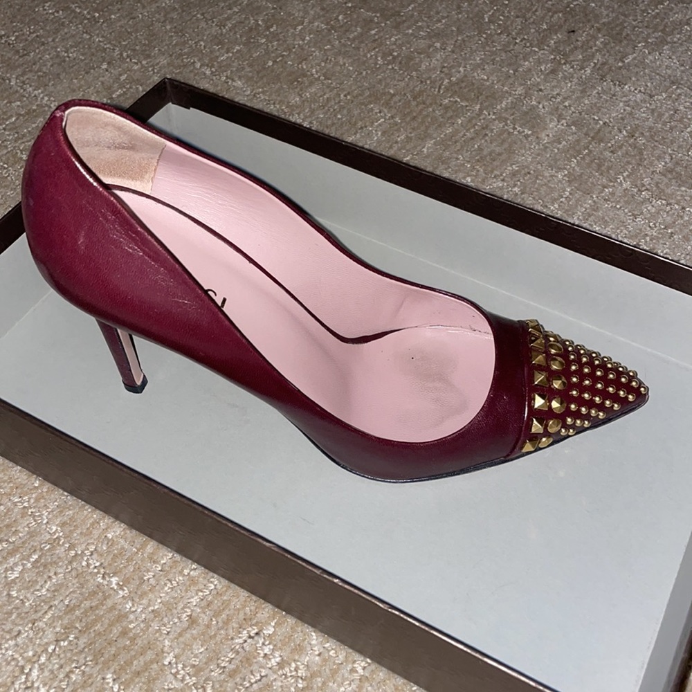 Pointy toe heels w studs